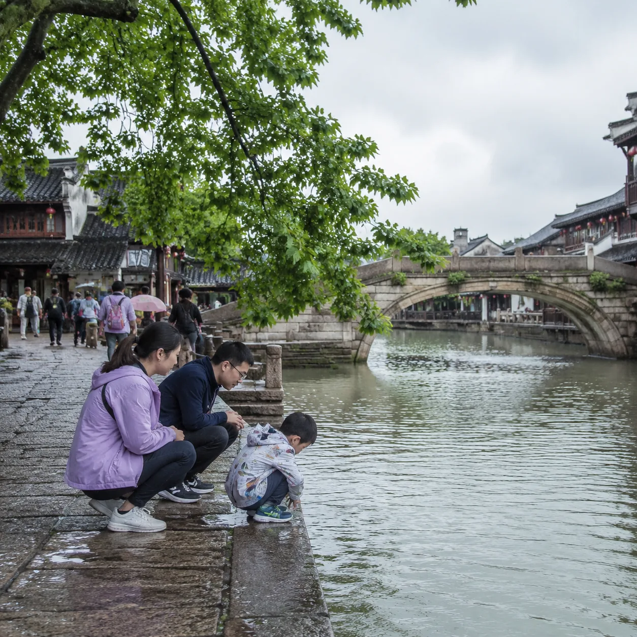 五月在南浔陪孩子看雨落到河面，我们全家第一次接受“今天少去一个景点也没关系”