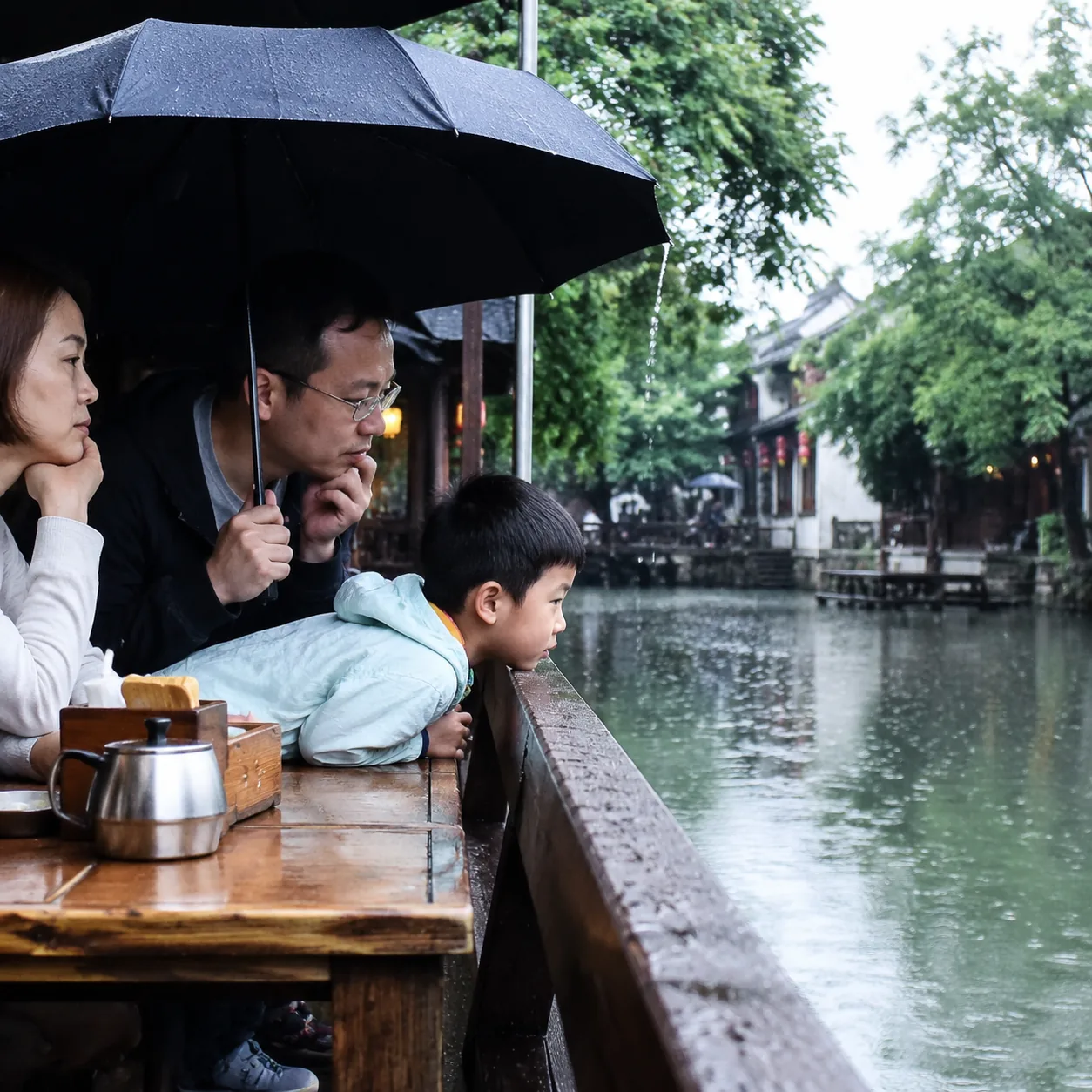 五月在南浔陪孩子看雨落到河面,我们全家第一次接受“今天少去一个景点也没关系”