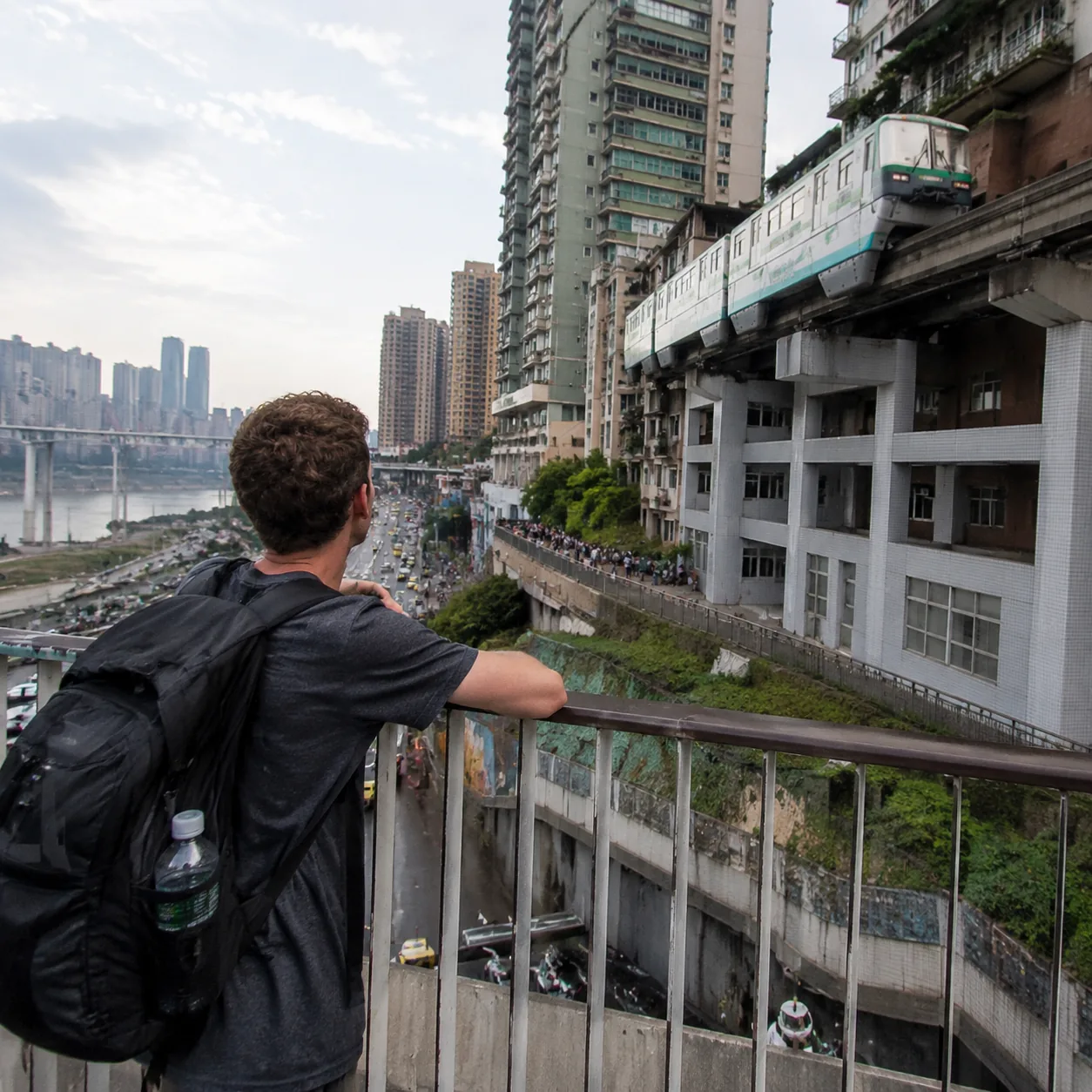 把重庆说成超大城市很容易，难的是教人第一晚从哪层开始不慌