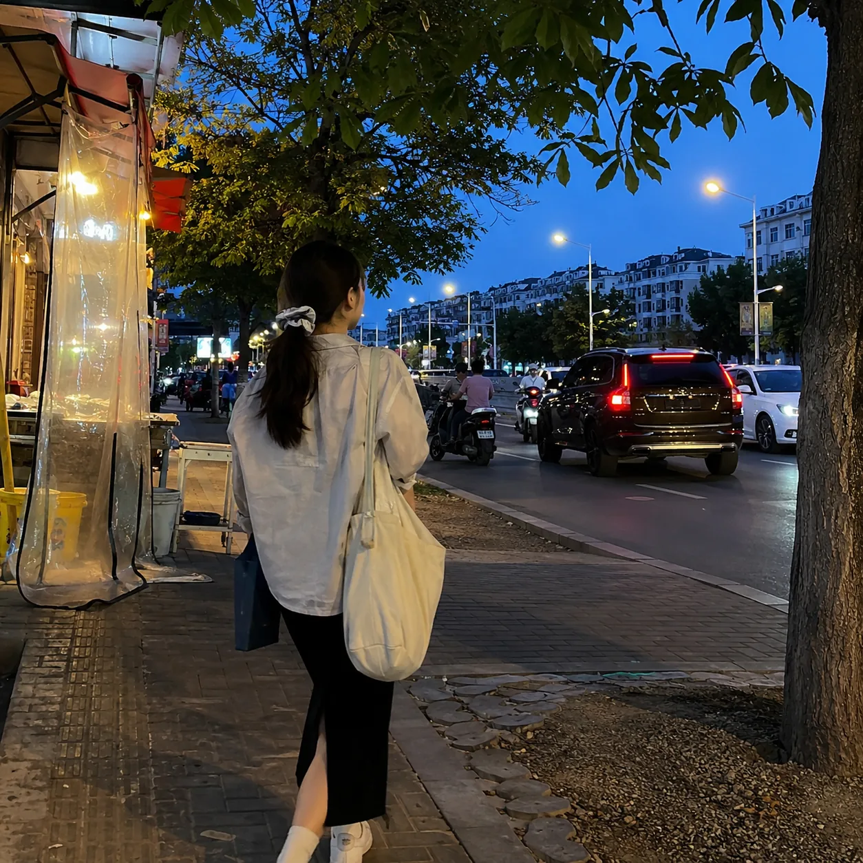 秦皇岛那晚我没去找海鲜名店,只想找一张能坐下来吃热饭的桌子