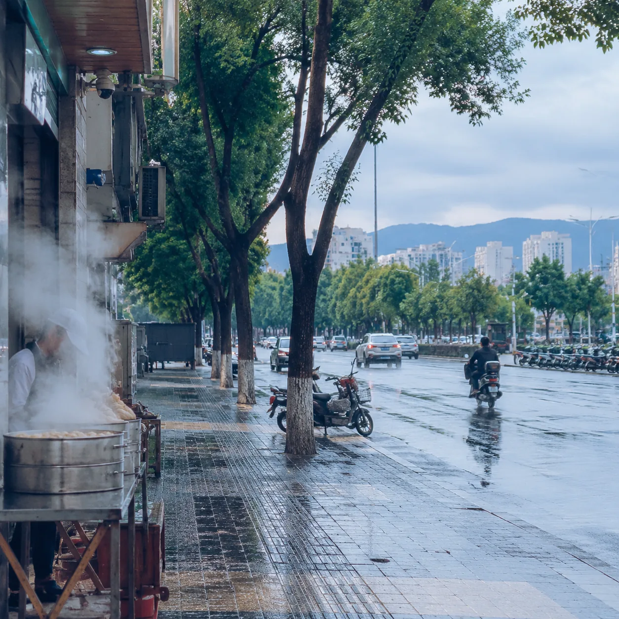 呼和浩特被雨洗亮以后，连烧麦店门口的白雾都值得慢慢看