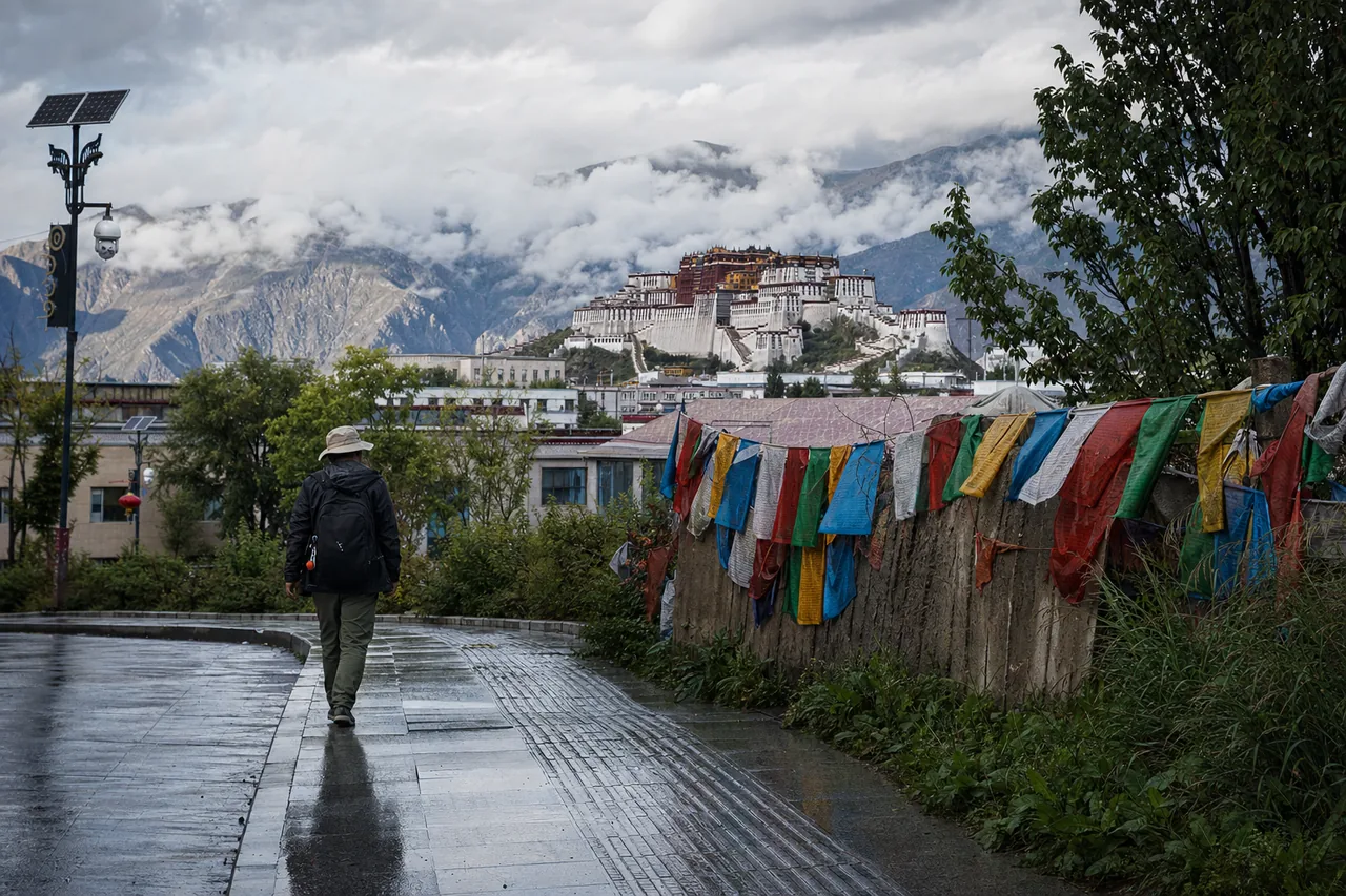拉萨的雨停以后，连水洼边的小停顿都像一种进入方式