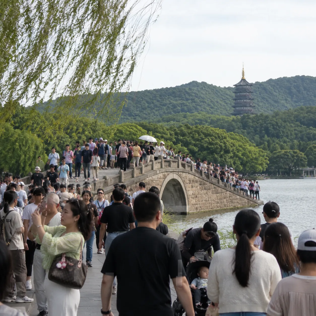 杭州西湖边那阵风,提醒我热门景区也要会躲人流