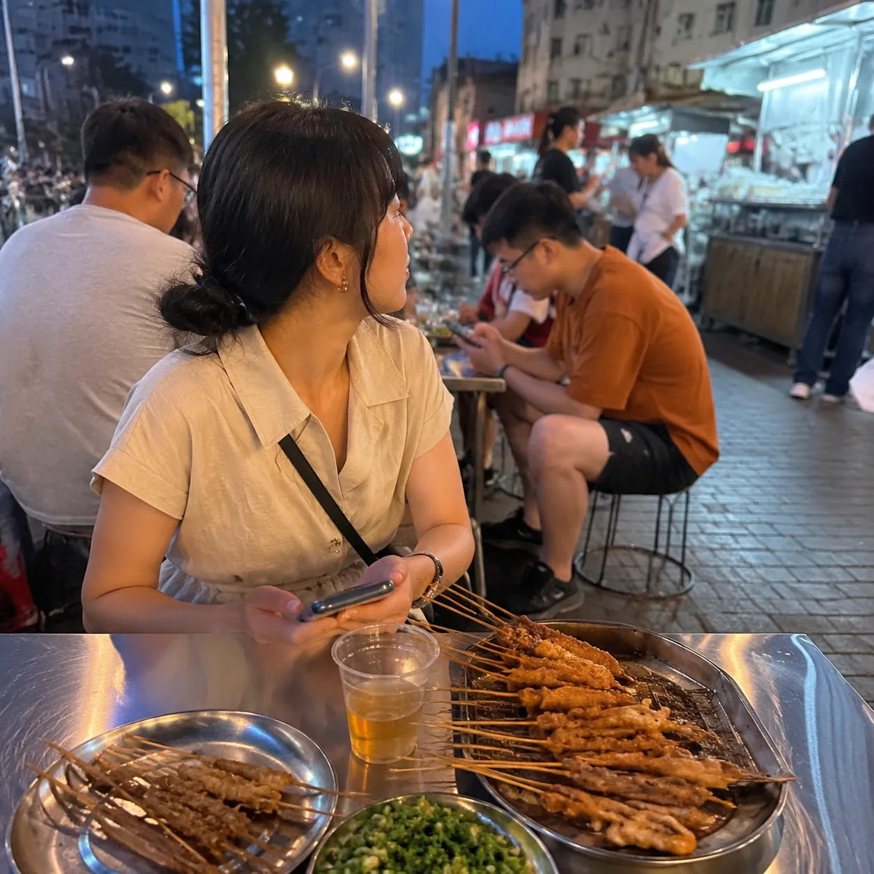 夜市烧烤摊的烟火气，教我别只找网红餐厅