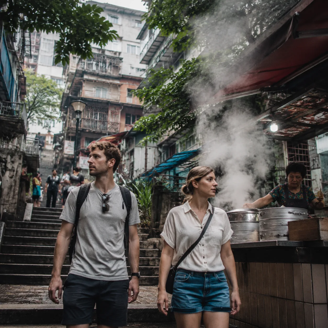 在重庆住满一个月以后，镜头终于开始拍到景点以外的日常骨架