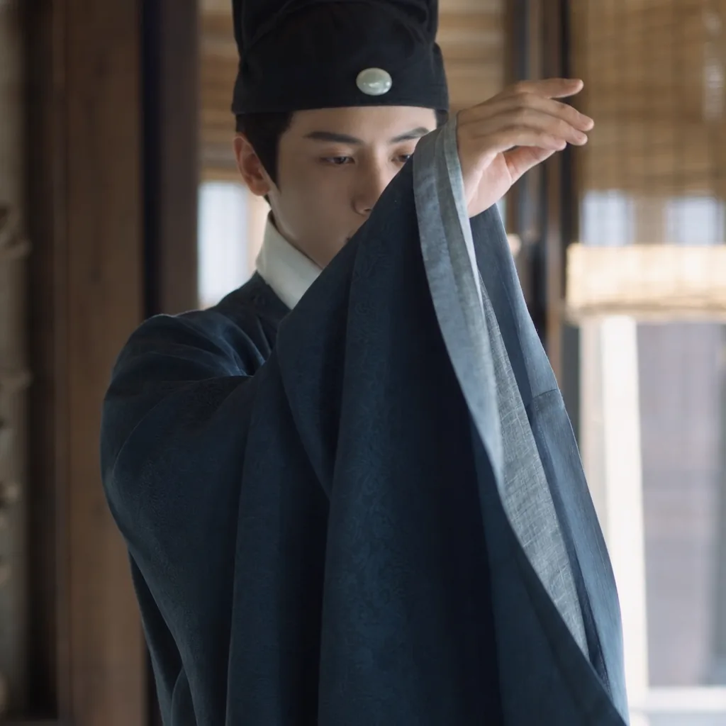 我第一次看懂明代衣服,不是在博物馆,而是在裁缝铺里看人怎么站