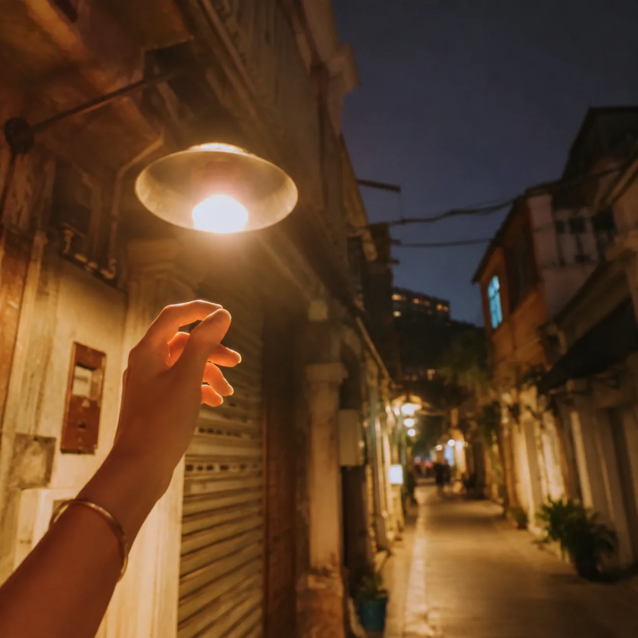 开元路那盏旧灯亮起来时，我才走进厦门的夜里