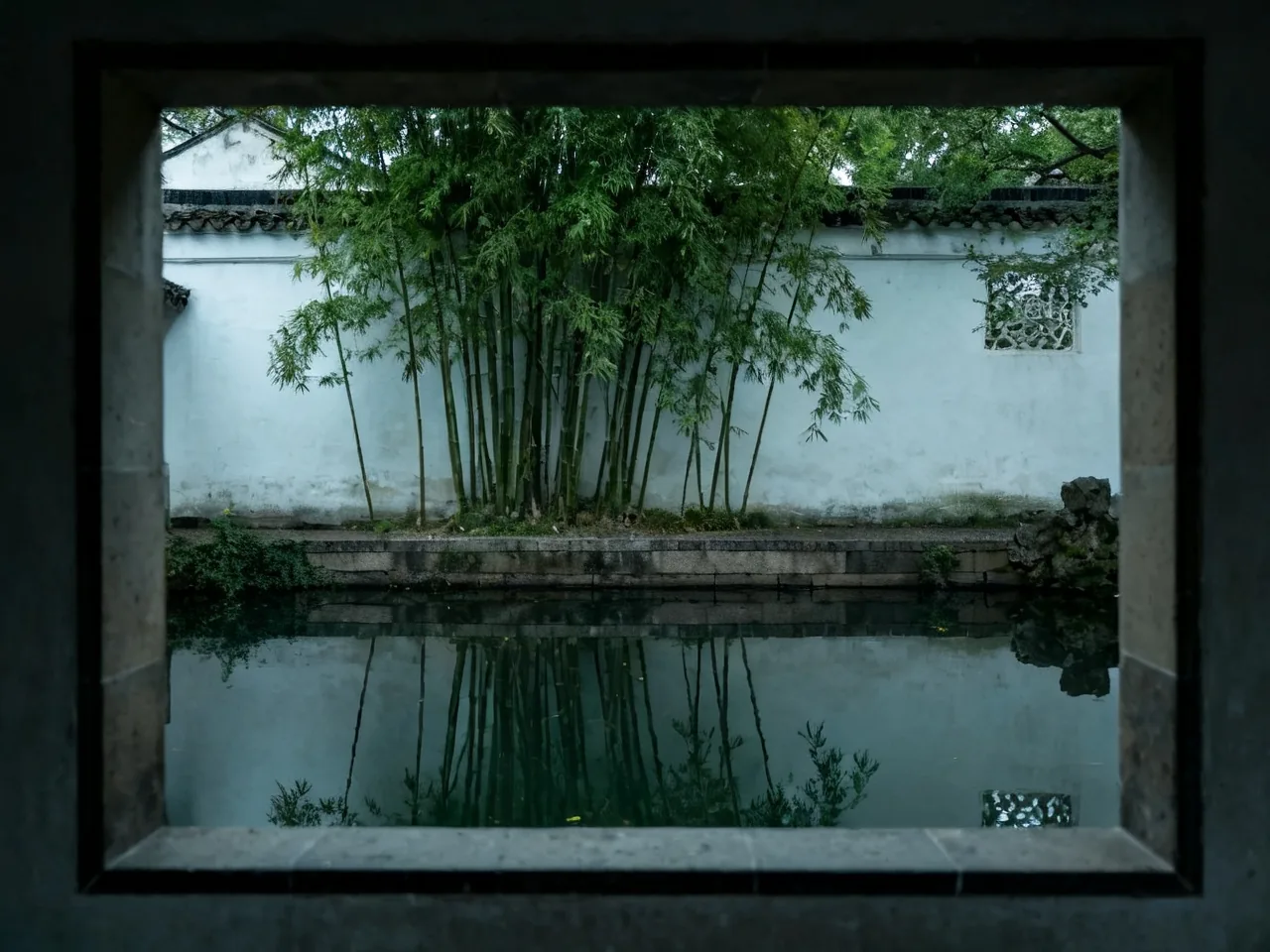 我在苏州园林里学会先找一把椅子坐下,再开始拍照