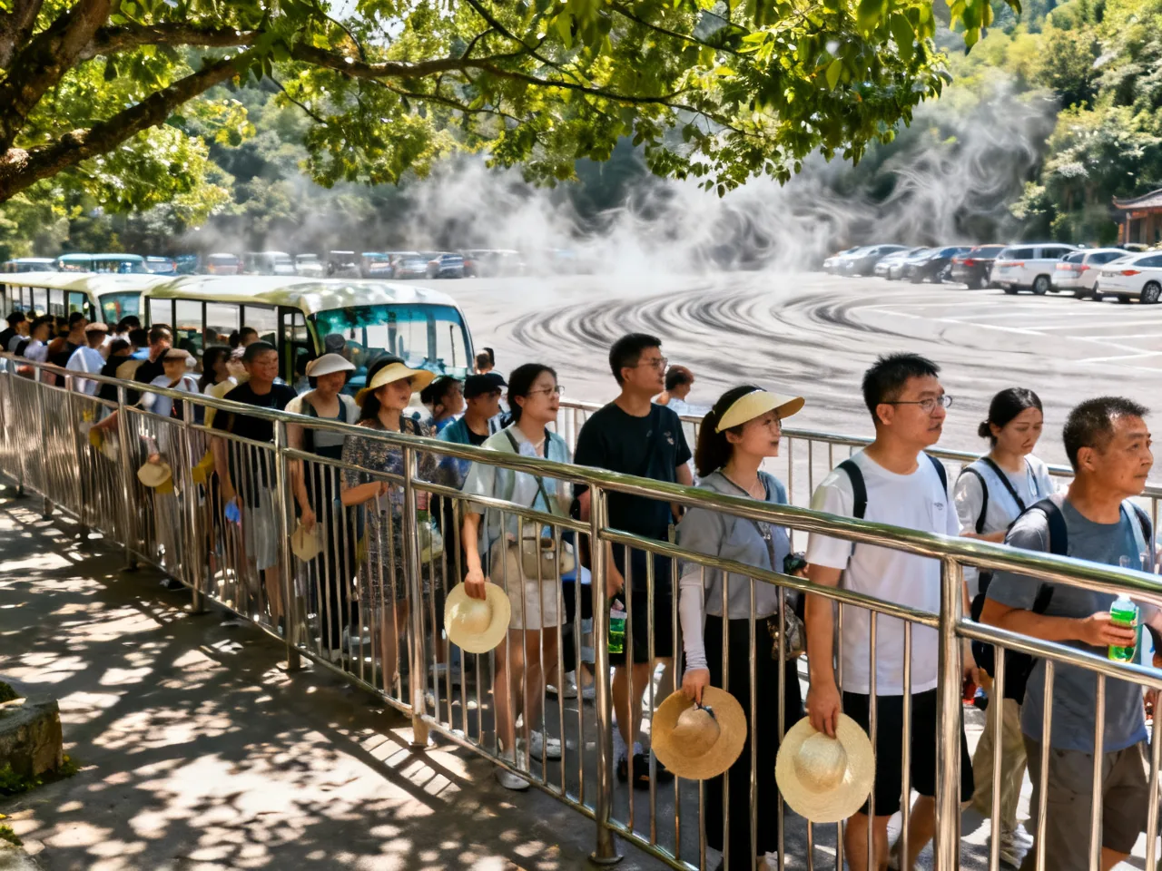 我在中国景区接驳车排队时，第一次学会先看阴凉处而不是先冲最前面
