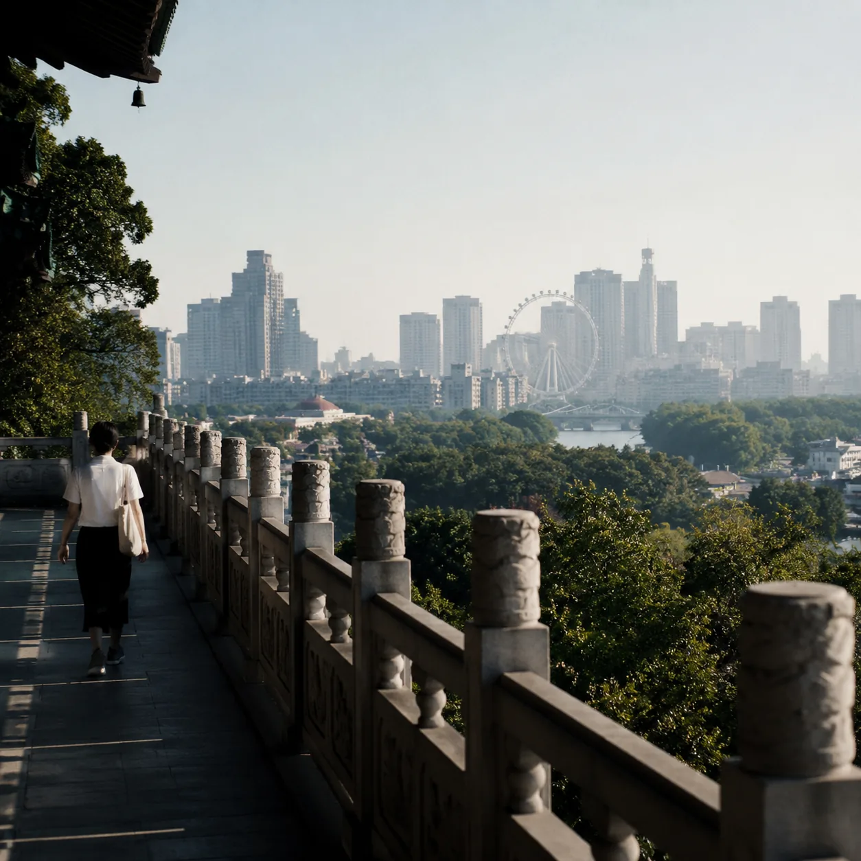 如果八月只能挑几站，笔者会把海风、馆藏和夜路留给这三座城