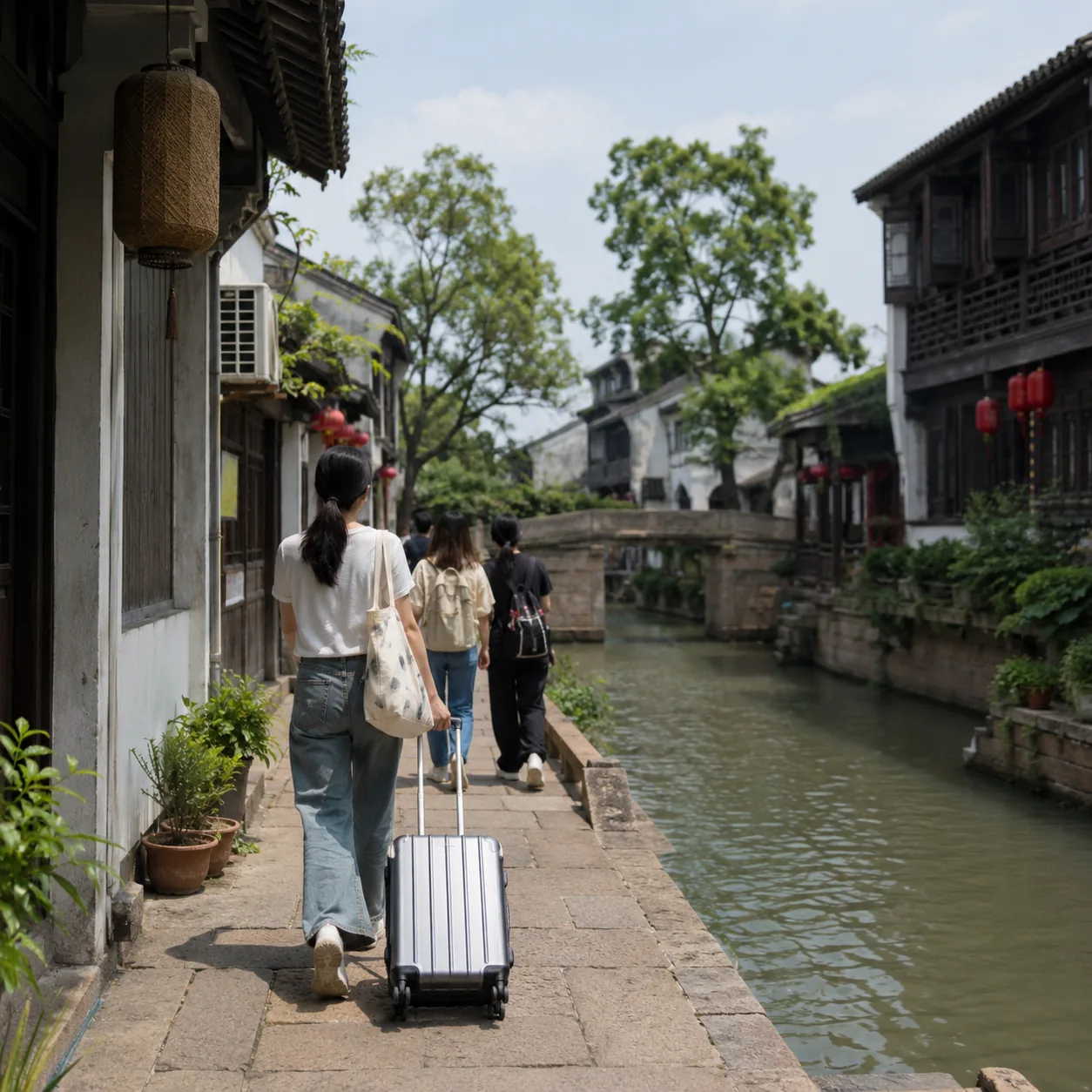 六月在中国,我会把古镇、山路和夜市拆开来走