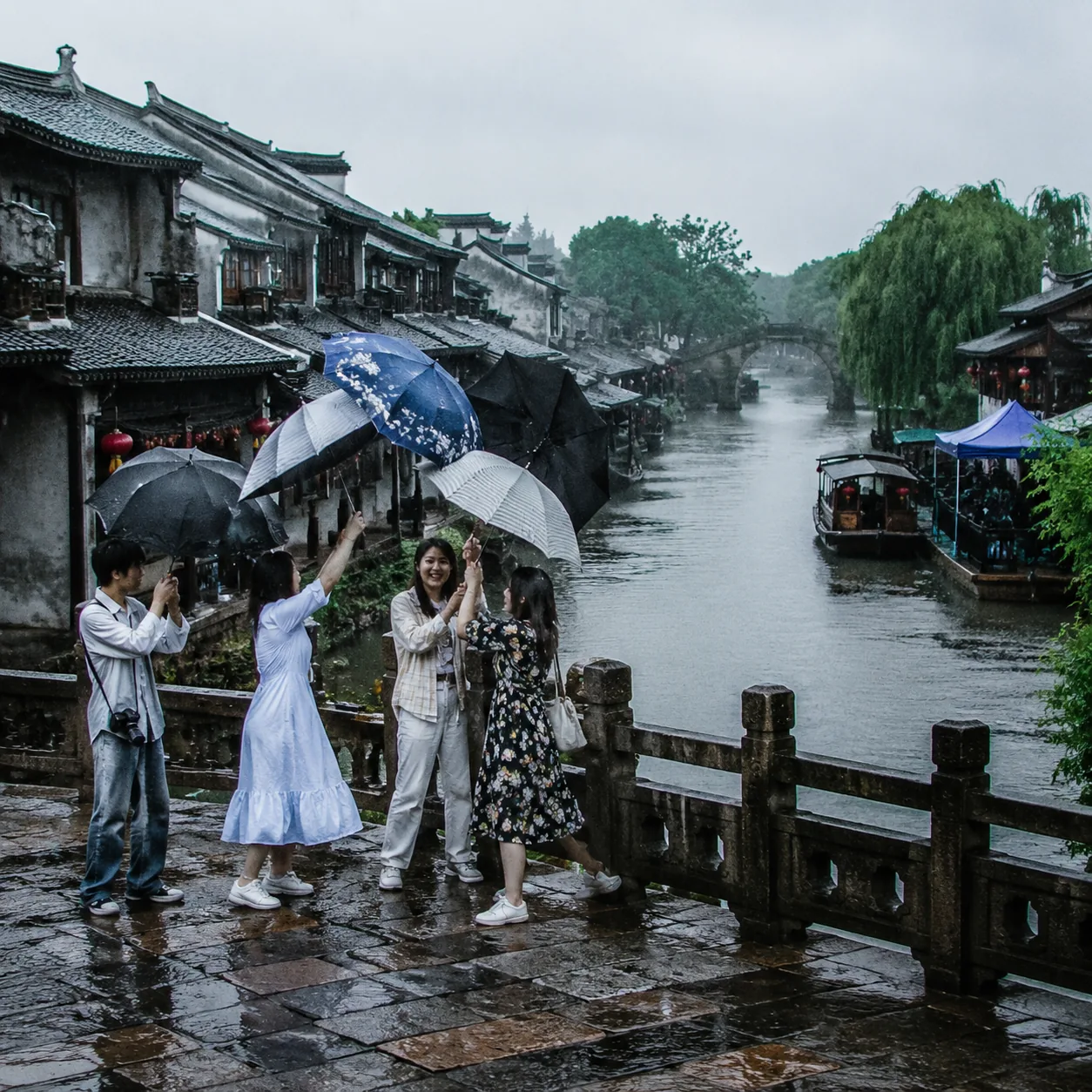 我们在常熟尚湖的五月雨里轮流拿伞拍照，最后笑到谁都不在乎照片拍没拍好