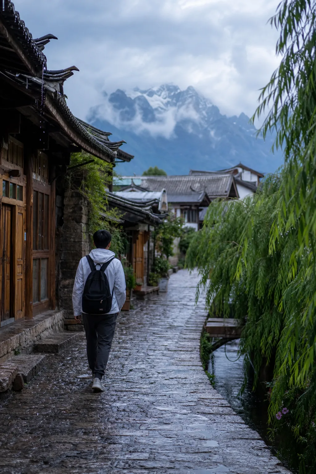 丽江的雨停在屋檐上以后，我开始跟着水渠和石板路慢慢走