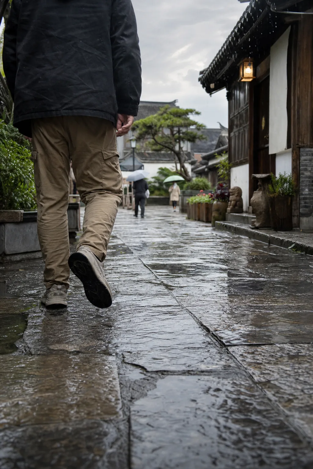 扬州雨后最动人的，不是园子名气，而是鞋底碰到湿石板的那一下
