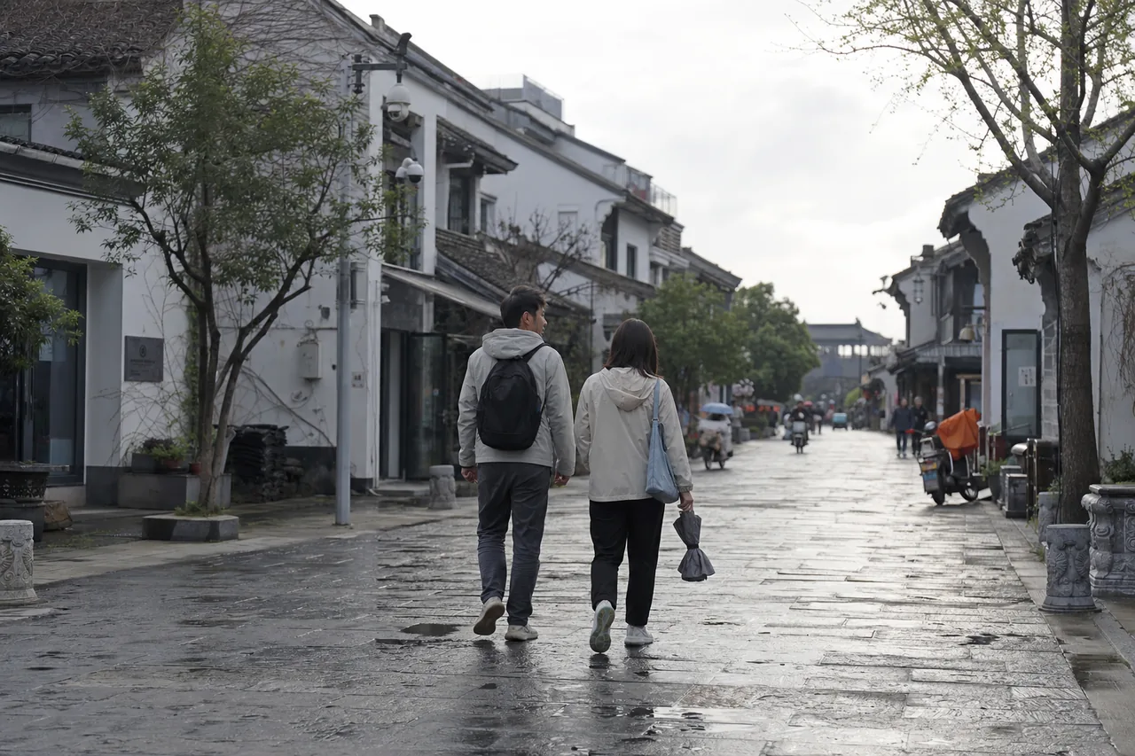 扬州雨后最动人的,不是园子名气,而是鞋底碰到湿石板的那一下