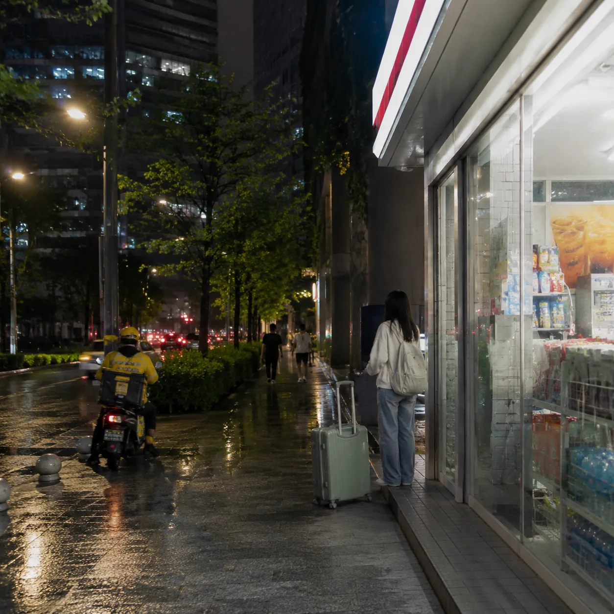 深圳夜里的便利店,让我看见中国城市的另一种安全感