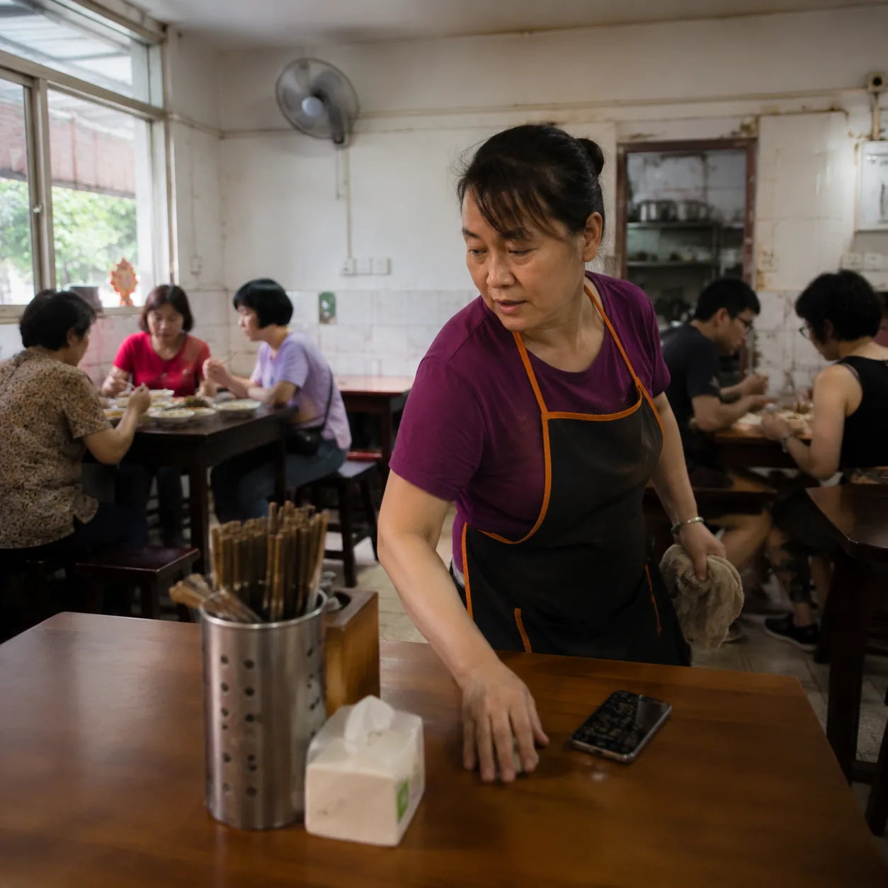 桂林那晚,老板娘一句“别搜了”比榜单更会点菜