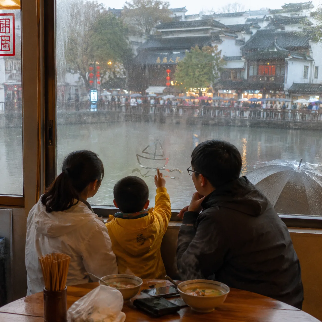 南京五月的雨把我们一家三口困在城墙边,却顺手送来了一顿最好吃的鸭血粉丝汤