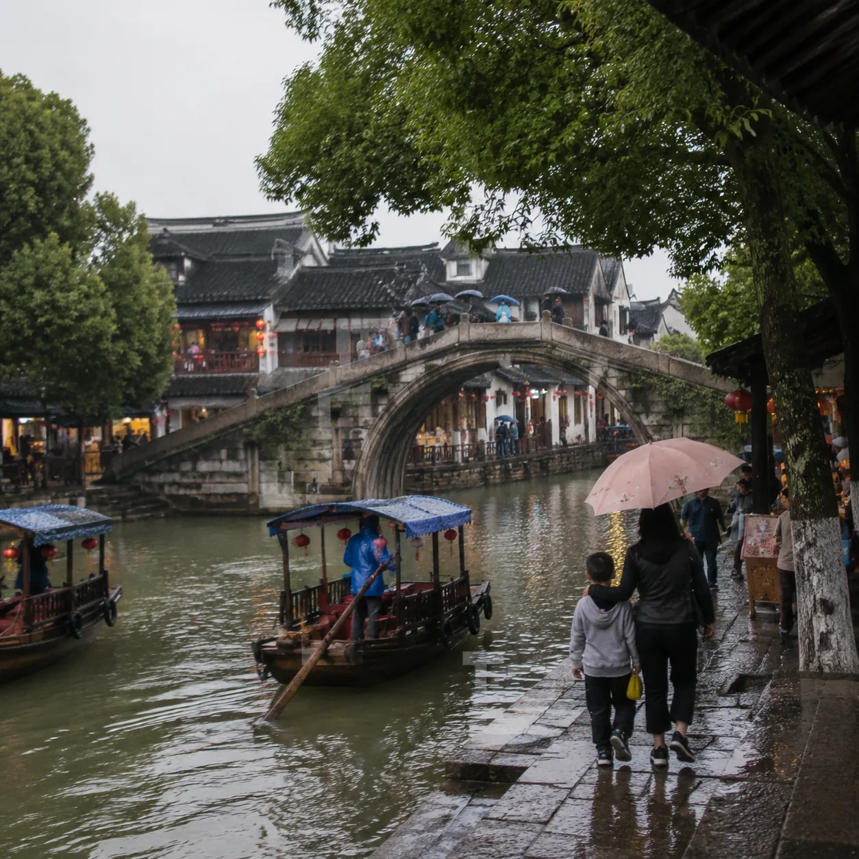 我们一家在上海去朱家角的五月雨天里学会，短途旅行也能像长假一样松弛
