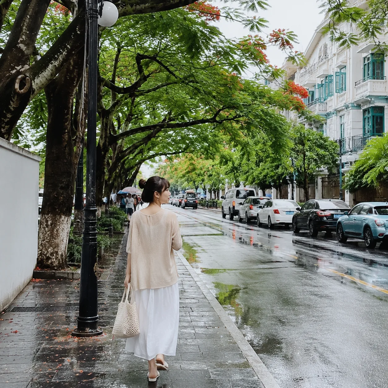 After Rain in Zhuhai, the Unhurried Road Beneath the Flame Trees Held Me Before the Sea Did