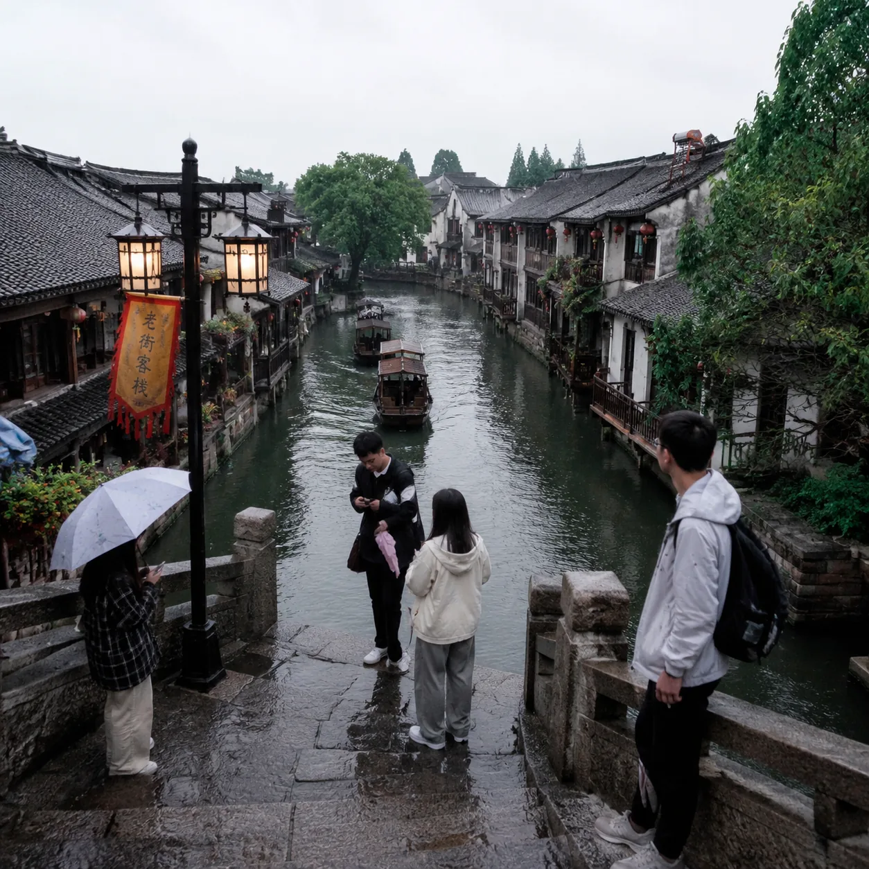 我们在西塘的雨夜里分着一把伞走散又重逢，那一晚比酒吧更像青春