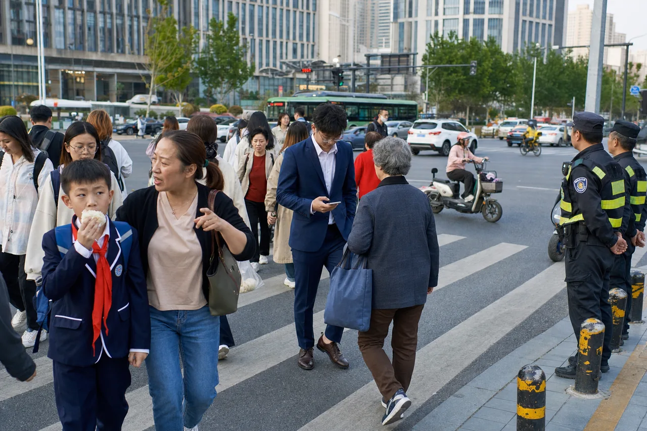 合肥路口那些半秒钟的互让,比任何介绍都更像城市说明书