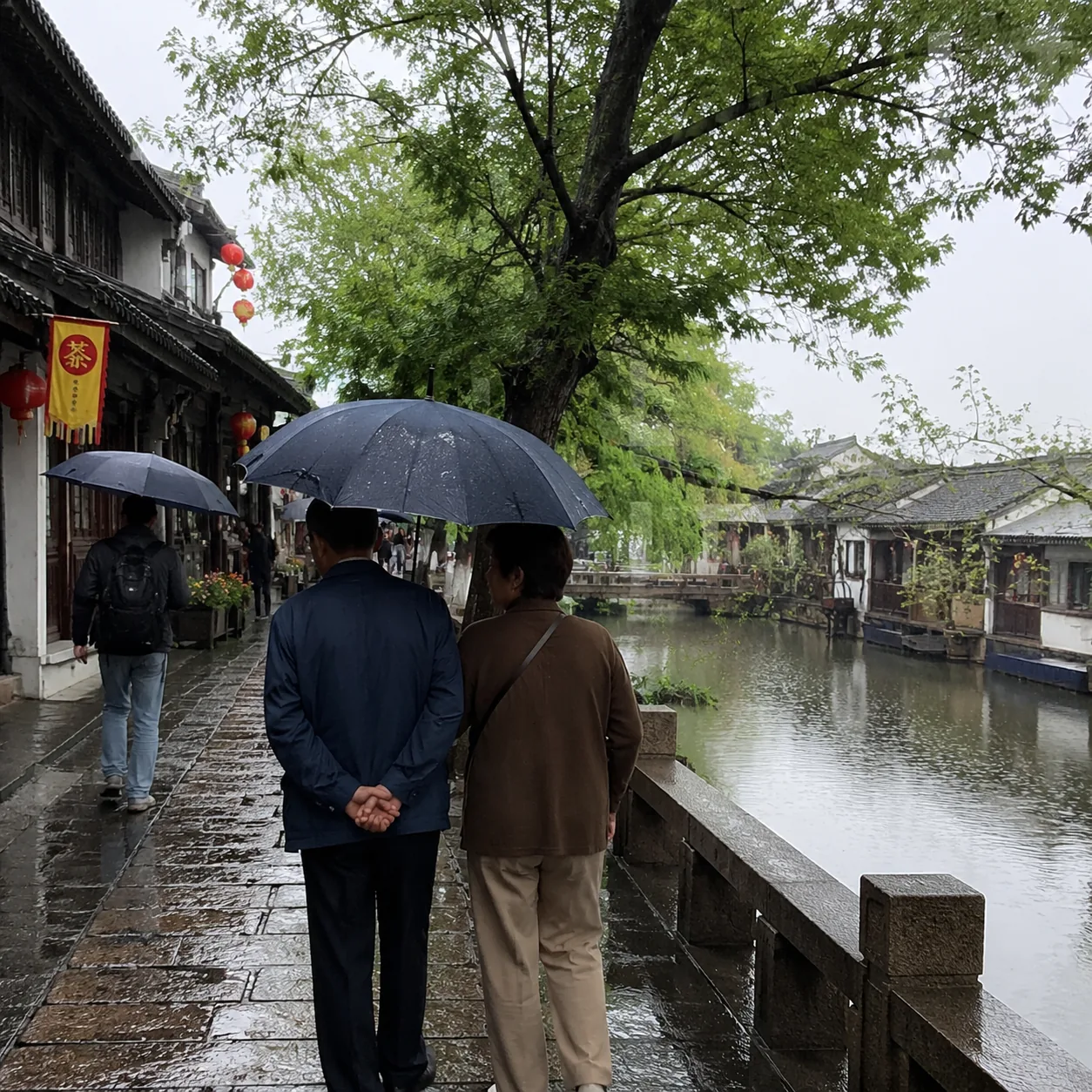陪爸妈在湖州的五月细雨里找饭馆,我才知道一家人最稳定的路线其实是“先坐下”