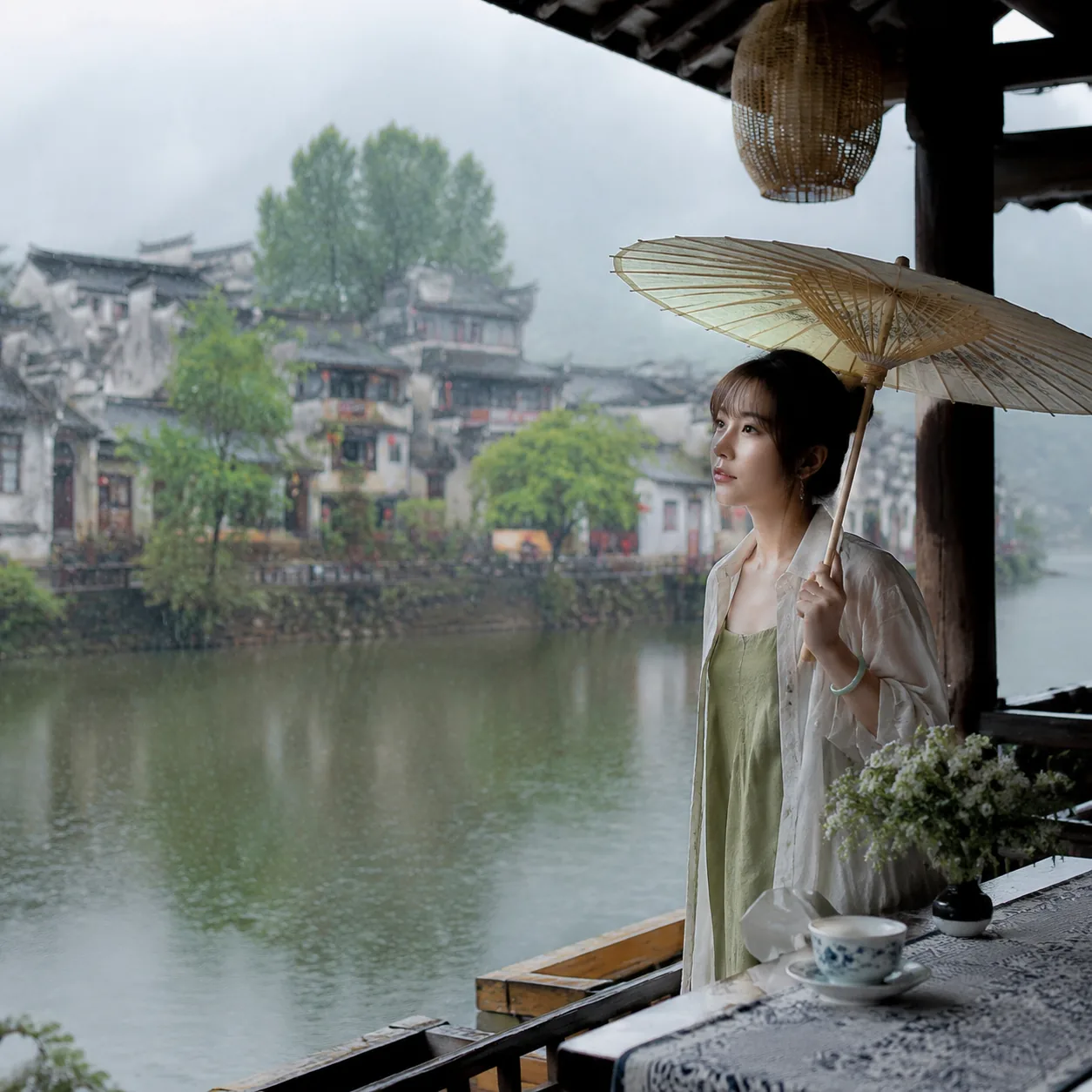 五月在婺源的雨后清晨,我跟着民宿老板去看一片刚亮起来的白墙黑瓦