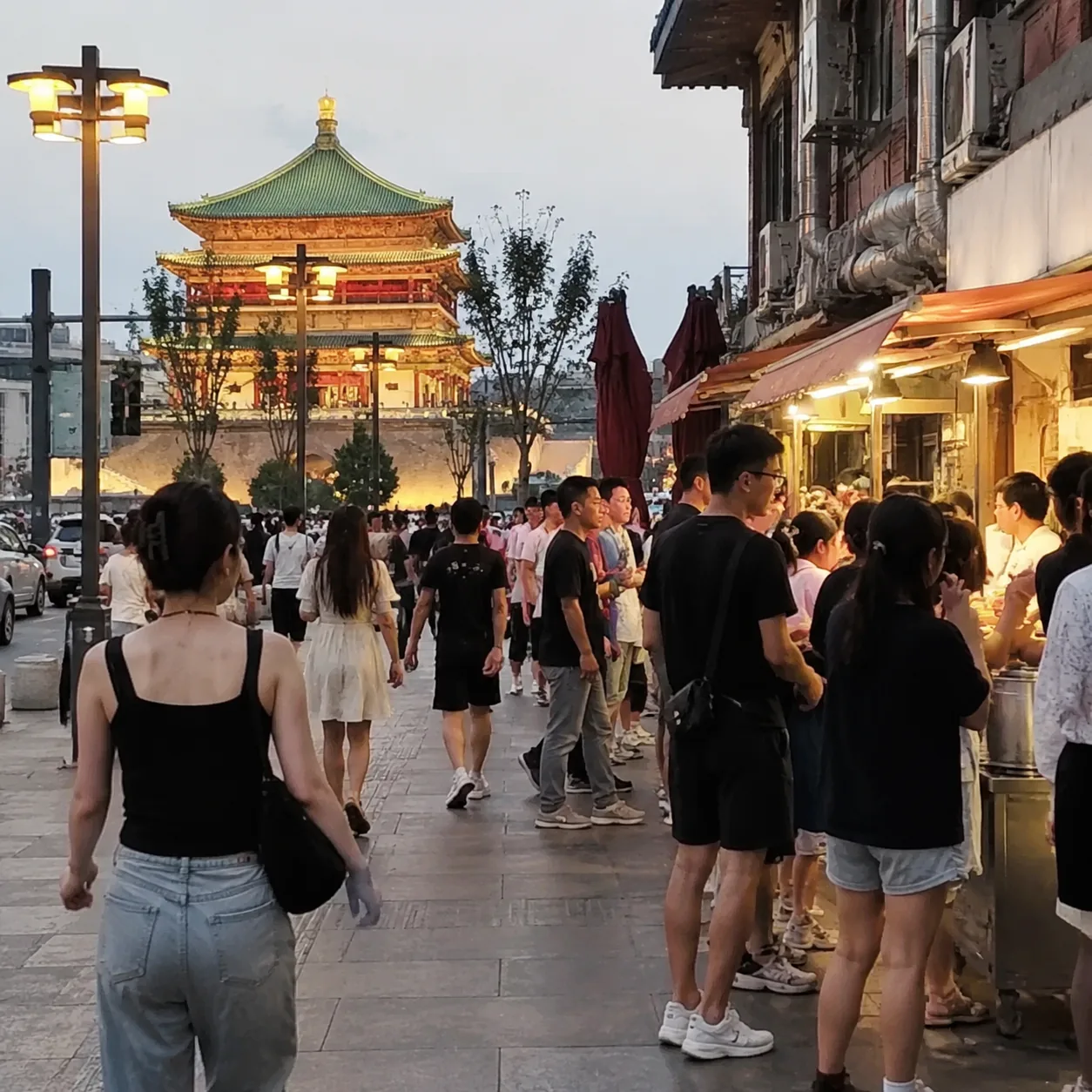 西安夜市排队课:别盲追最长队伍