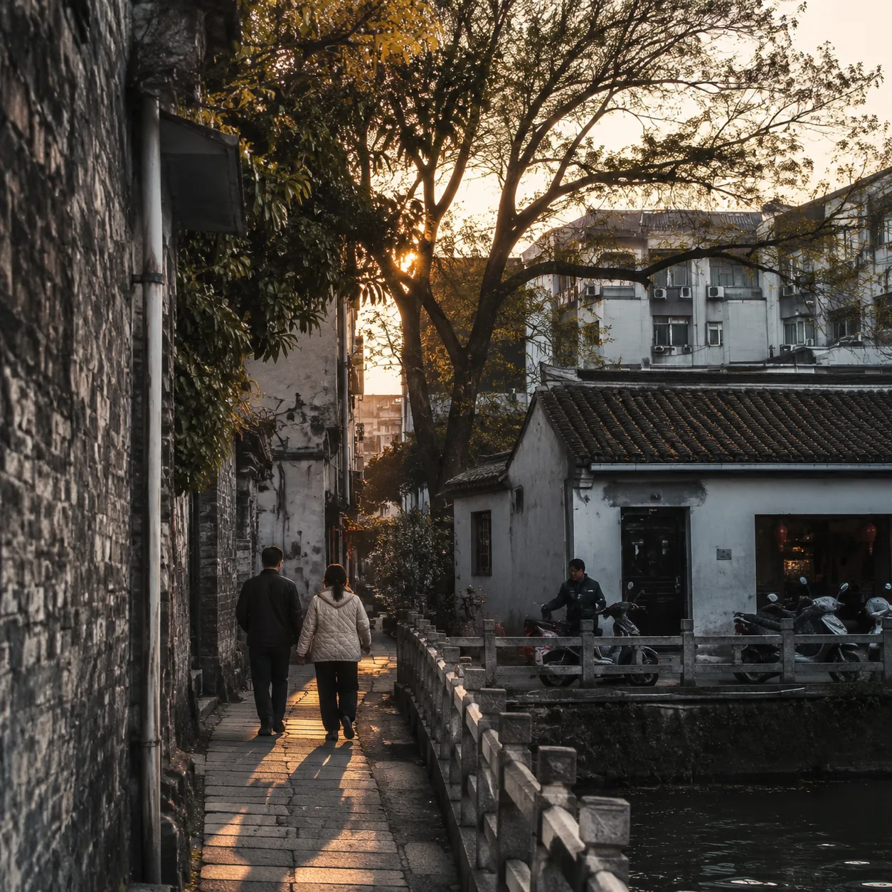 在南京城墙脚下,我第一次看清一座古城不是景点,是还在运转的日常
