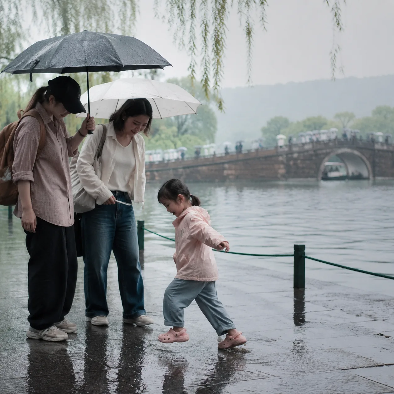 我们带着孩子在杭州遇上五月细雨,才知道西湖不用一路赶