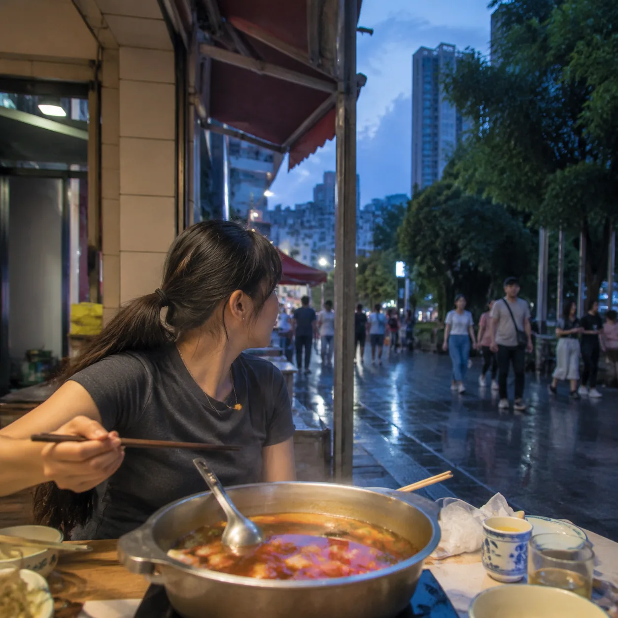 贵阳晚饭最先把人叫醒的,往往不是招牌菜,而是那口酸汤