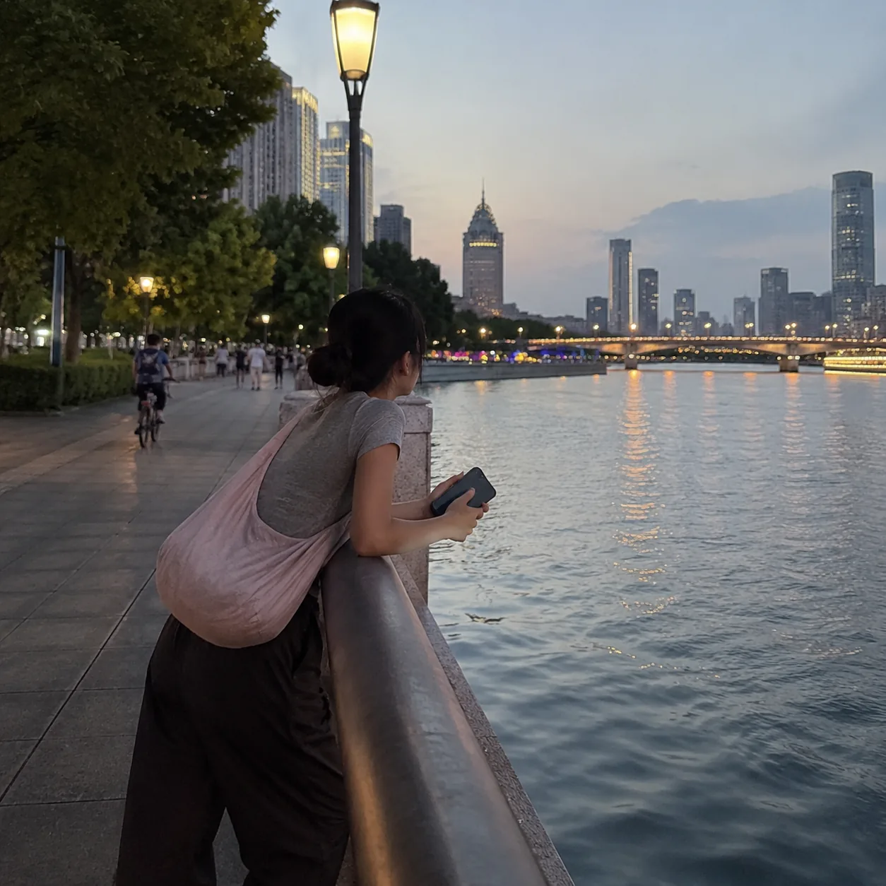 天津海河边的傍晚,不适合用打卡速度走完